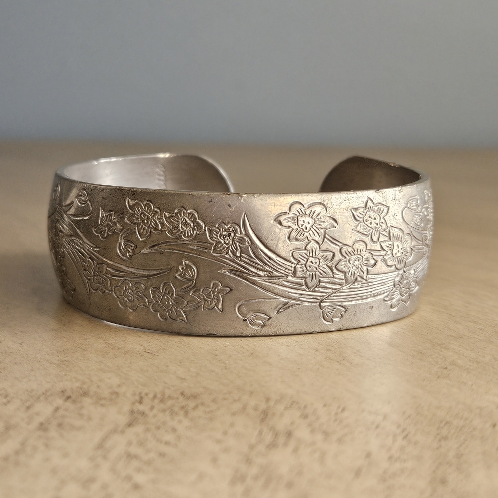 Vintage Wide Cuff Floral Engraved Bracelet Signed Narcissus 900-12 Kirk Pewter - Picture 10 of 10